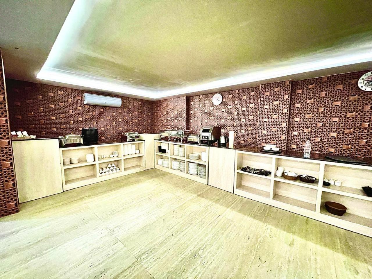 Gr Palace, In Front Of Sea-Beach With Breakfast, Swimming-Pool, Fully Air-Conditioned, Hotel With Parking Availability Пури Экстерьер фото