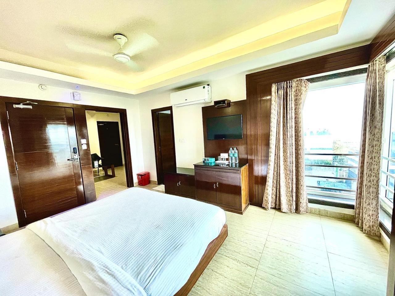 Gr Palace, In Front Of Sea-Beach With Breakfast, Swimming-Pool, Fully Air-Conditioned, Hotel With Parking Availability Пури Экстерьер фото