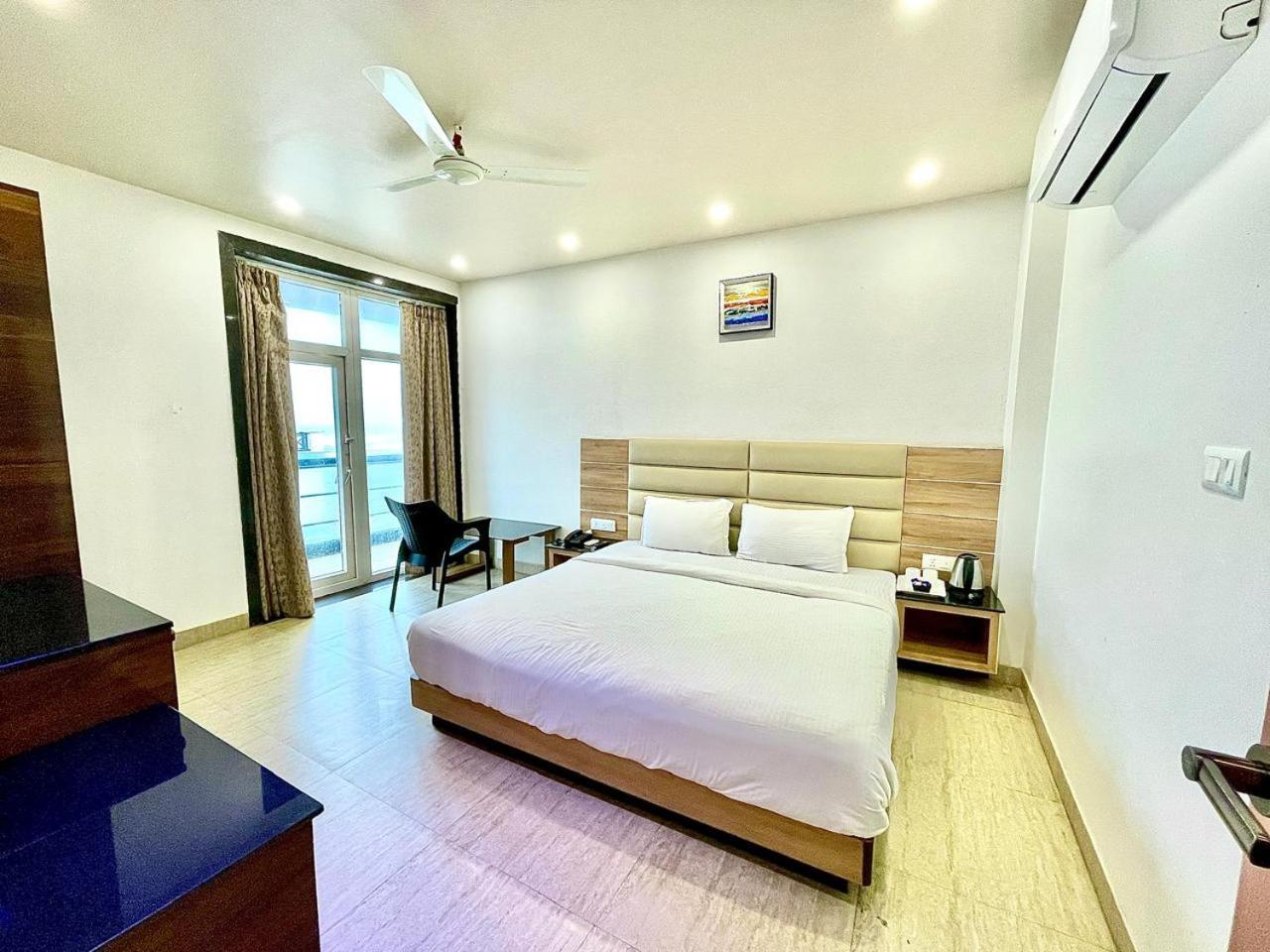 Gr Palace, In Front Of Sea-Beach With Breakfast, Swimming-Pool, Fully Air-Conditioned, Hotel With Parking Availability Пури Экстерьер фото