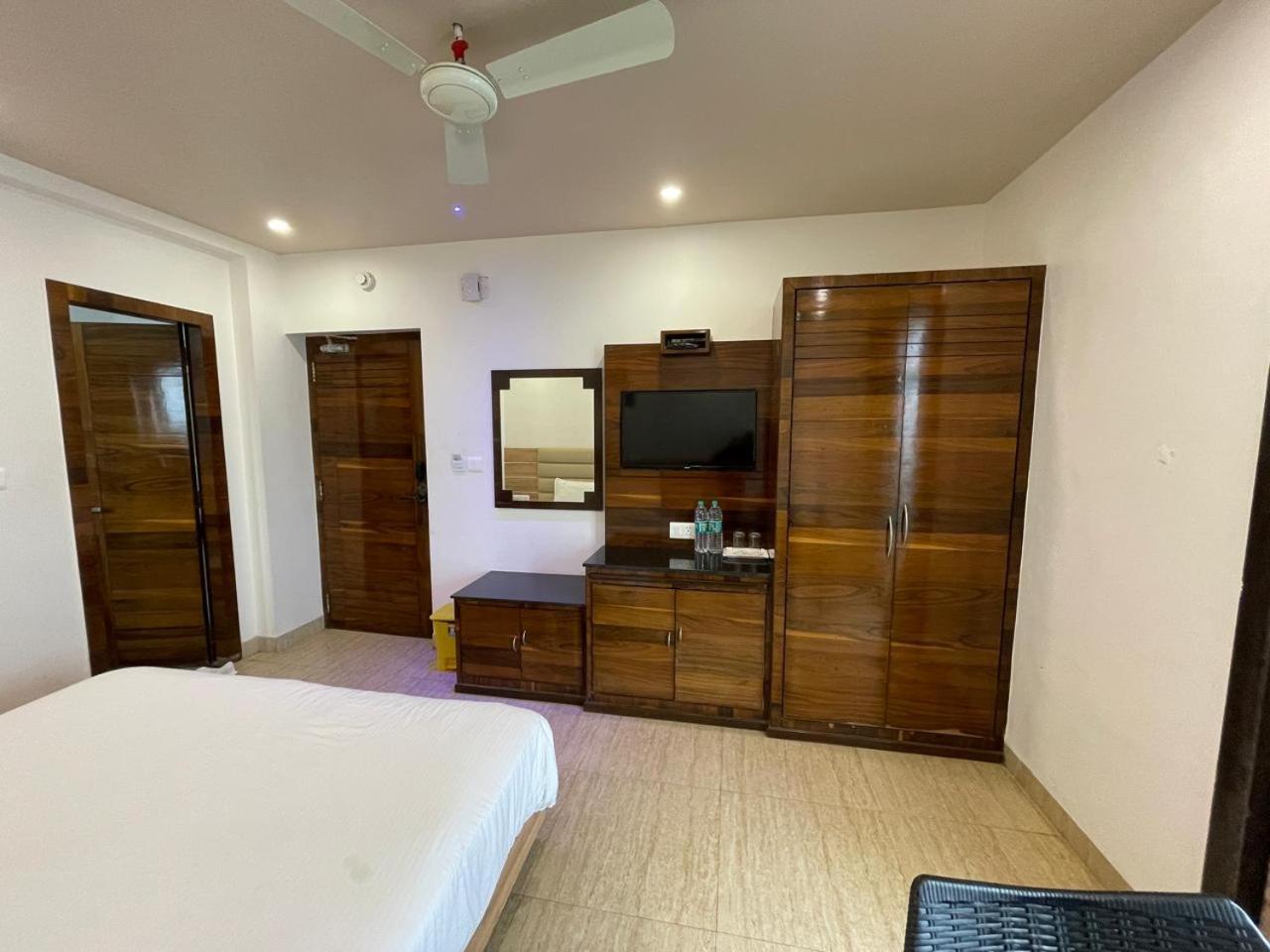 Gr Palace, In Front Of Sea-Beach With Breakfast, Swimming-Pool, Fully Air-Conditioned, Hotel With Parking Availability Пури Экстерьер фото