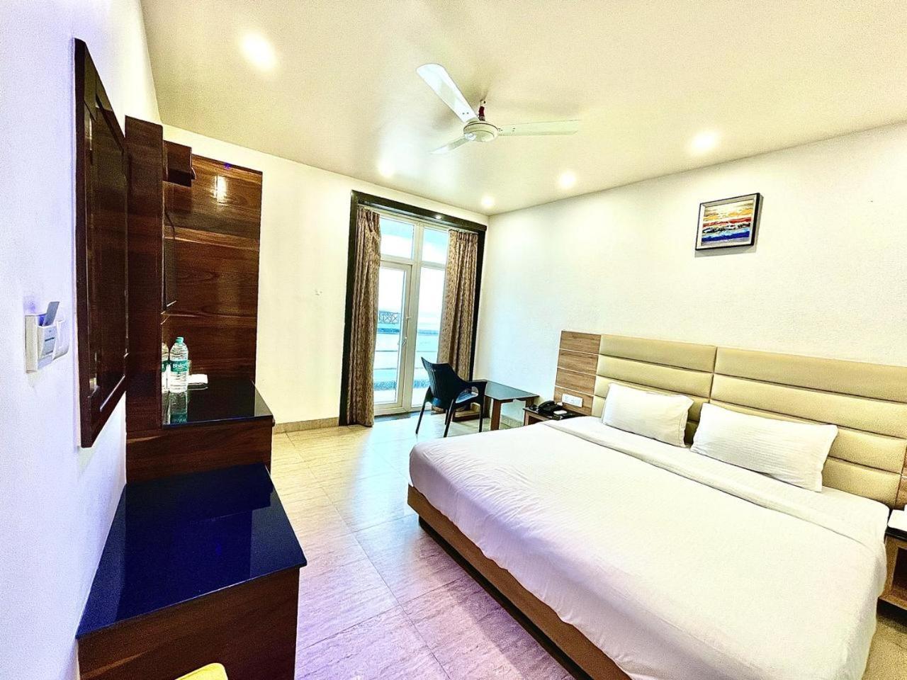 Gr Palace, In Front Of Sea-Beach With Breakfast, Swimming-Pool, Fully Air-Conditioned, Hotel With Parking Availability Пури Экстерьер фото